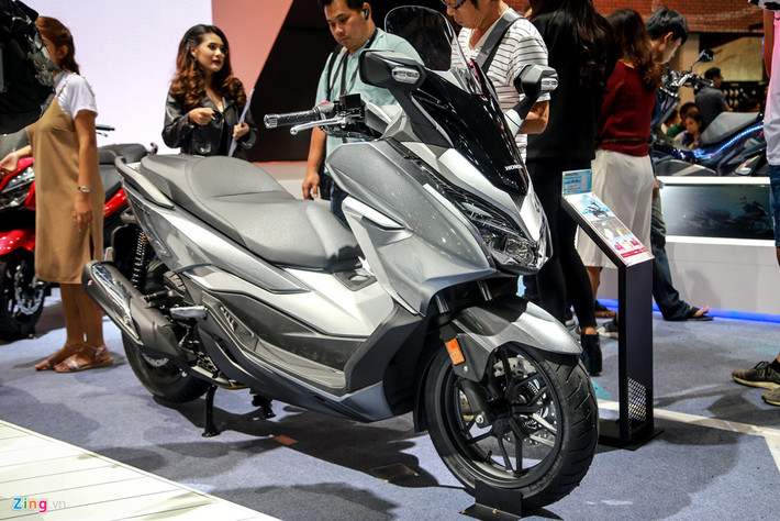Mẫu xe ga Honda Forza 300 thuộc phân khúc "maxi-scooter" với kiểu dáng hiện đại, động cơ và thiết kế tối ưu cho việc di chuyển thoải mái trong môi trường đô thị châu Âu. Phiên bản 2018 được giới thiệu lần đầu tại sự kiện "Roma Motodays" diễn ra ngày 8/3 ở Italy, nay tiếp tục xuất hiện tại Thái Lan.