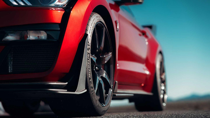 Ngoài sức mạnh khủng, Mustang Shelby GT500 còn sở hữu những trang bị mới để phù hợp với hiệu suất vận hành cao. Hệ thống treo trên xe được nâng cấp, kẹp phanh Brembo 6 piston đi kèm đĩa phanh kích thước lớn.
