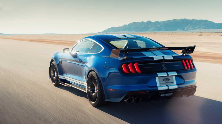 Gói Handling Package được bổ sung thêm cánh gió sau với tấm viền Gurney. Nếu trang bị "full option", chiếc Mustang Shelby GT500 2020 có giá lên đến 97.000 USD.