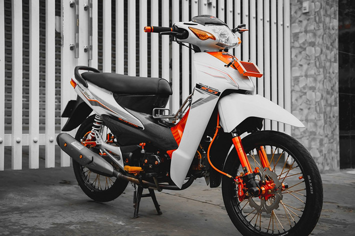 Bằng với sự đam mê và đầy nhiệt huyết, chiếc Honda Wave Alpha của sản xuất tại Việt Nam đã có màn lột xác đầy ngoạn mục với một diện mạo mới nổi bật và ấn tượng qua loạt đồ chơi mang thương hiệu Racing Boy.