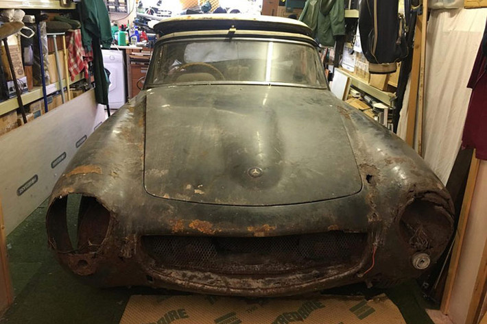 Khi được tìm thấy chiếc xe, ngoài phần bên ngoài gỉ sét, chiếc Mercedes-Benz 190SL còn bị hỏng cả nội thất. Được biết, chiếc Mercedes-Benz 190SL mới chạy hết quãng đường 30.000 dặm (48.000 km). Ước tính, chiếc xe này sẽ tiêu tốn một khoản tiền không nhỏ để trở lại như mới.