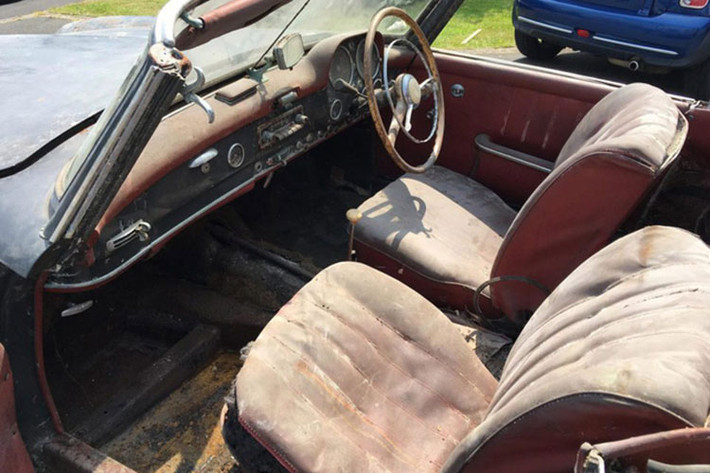 Dù ở trong tình trạng khá tệ nhưng chiếc xe Mercedes-Benz 190SL vẫn thu hút sự chú ý của nhiều nhà sưu tập ôtô. Một đại gia đã đồng ý bỏ ra số tiền 60.000 Bảng (1,76 tỷ Đồng). Nói cách khác, chiếc 190SL này có giá ngang ngửa E-Class đời mới sử dụng động cơ V6, đi kèm ghế bọc da sang trọng, hệ thống tự đỗ xe và tính năng mở cửa không cần chìa khóa.
