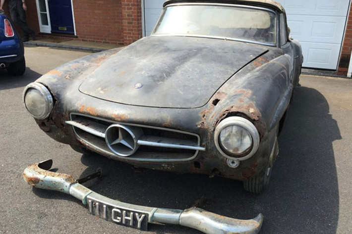 Đống sắt vụn Mercedes-Benz này chính là chiếc 190SL. Nó đã bị gỉ sét nặng nề và đã bị khóa trong một gara ở hạt West Midlands của Anh trong suốt 30 năm qua. Sau khi được tìm thấy và đưa ra khỏi gara, chiếc xe sang Mercedes-Benz 190SL đã được chủ nhân cho bán đấu giá.