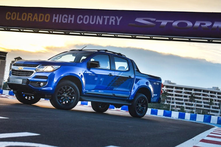 Tại thị trường Thái Lan, mẫu xe bán tải Chevrolet Colorado High Country Storm 2017 sẽ có 2 phiên bản là dẫn động 1 cầu 4x2 và 2 cầu 4x4. Giá bán tương ứng của 2 phiên bản này là 1,028 triệu Baht (khoảng 680 triệu đồng) và 1,098 triệu Baht (khoảng 726 triệu đồng).