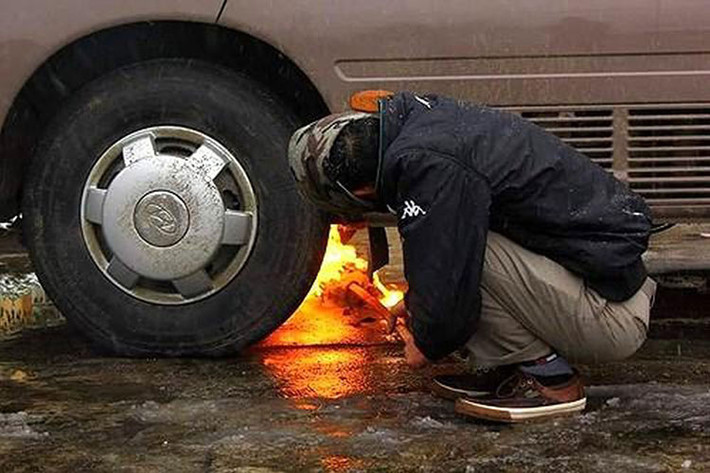 Làm nóng đáy các-te: Để thực hiện cách này bạn cần sử dụng đèn khò hoặc là đốt lửa trực tiếp ở đáy các-te cho dầu nhớt bôi trơn động cơ bớt đặc. Như vậy, động cơ sẽ dễ dàng và nhanh chóng khởi động hơn. Với cách chữa ôtô khó nổ vào mùa đông này bạn cần lưu ý đạp côn để dầu nhớt hộp số không gây cản trở cho vòng tua máy. Tuy cách làm này khá đơn giản và cho hiệu quả cao nhưng lại khá nguy hiểm.