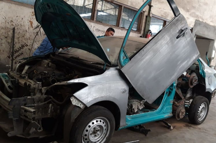 Đáng ngạc nhiên hơn khi chiếc Toyota Vios độ lạ mắt này cũng là sản phẩm của cụ ông Gunawan. Được biết, ông Gunawan hiện đang điều hành một công ty taxi tại Bandung, tỉnh Tây Java, Indonesia. Do đó, không có gì lạ khi chiếc xe độ này được ra đời từ Toyota Vios Limo từng làm taxi.
