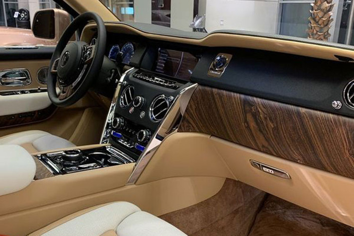 Điểm nhấn của chiếc SUV siêu sang này thực chất nằm ở bên trong nội thất, nơi bị chiếm đóng bởi chủ đề Moccasin với sự kết hợp của màu nâu sáng Seashell và sắc đen Black tương phản.