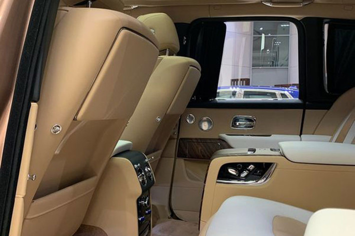 Các chấu trên vô lăng được bọc gỗ veneer cao cấp, logo Rolls-Royce thêu ở các tựa đầu ghế, bệ cửa chiếu sáng, hệ thống âm thanh tùy biến và cấu hình giải trí cao cấp cho hàng ghế sau.