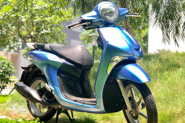 Giá xe Yamaha Janus khi ra mắt tại Việt Nam có giá khởi điểm đề xuất là 27,49 triệu đồng, các phiên bản mới của xe hiện được trang bị hiện đại hơn và có mức giá tăng chút ít. Chiếc xe Yamaha Janus biển số "tứ quý 9 - 5.9999" trong bài viết này hiện được chủ nhân chào bán với mức giá 48 triệu đồng, cao hơn nhiều so với một chiếc xe mới.
