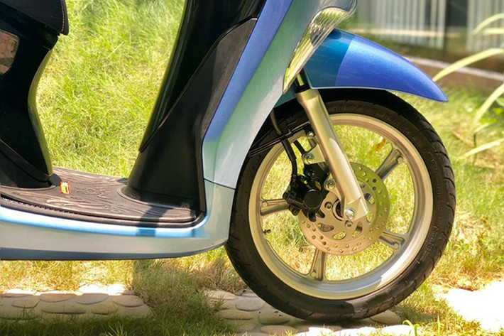 Yamaha Janus 125 sở hữu kích thước D x R x C lần lượt là 1850 x 705 x 770 mm. Cùng với trọng lượng chỉ 97 kg và chiều cao yên 770 mm, chiếc xe tỏ ra rất vừa vặn với thể hình của đa số nữ giới trẻ ở Việt Nam - nhóm khách hàng chính mà Janus hướng tới.