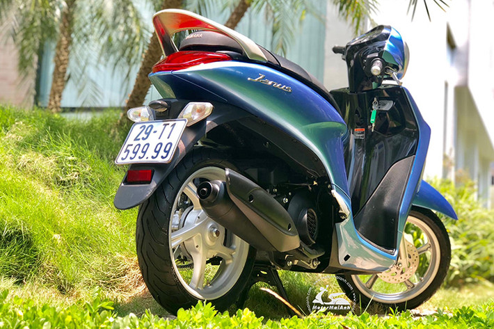 Điểm đặc biệt của Janus đó là những công nghệ lần đầu tiên được Yamaha mang tới phân khúc xe tay ga giá rẻ. Đầu tiên phải kể tới hệ thống ngắt động cơ tạm thời SSS (Stop & Start System) với khả năng tự động tắt máy sau 5 giây và khởi động lại khi người lái vặn ga. Về cơ bản, hệ thống này khá giống với Idling Stop trên xe Honda cùng một số hệ thống tương tự trên các xe gắn máy khác.