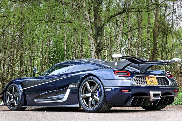 Hãng siêu xe Koenigsegg cho rằng mức giá của Bonhams đưa ra là quá thấp so với giá trị thực tế của One:1 trên thị trường bán siêu xe. Để chứng minh điều mình nói, hãng siêu xe Thụy Điển công bố nhiều tài liệu nhưng đơn vị đấu giá Bonhams không để ý đến.