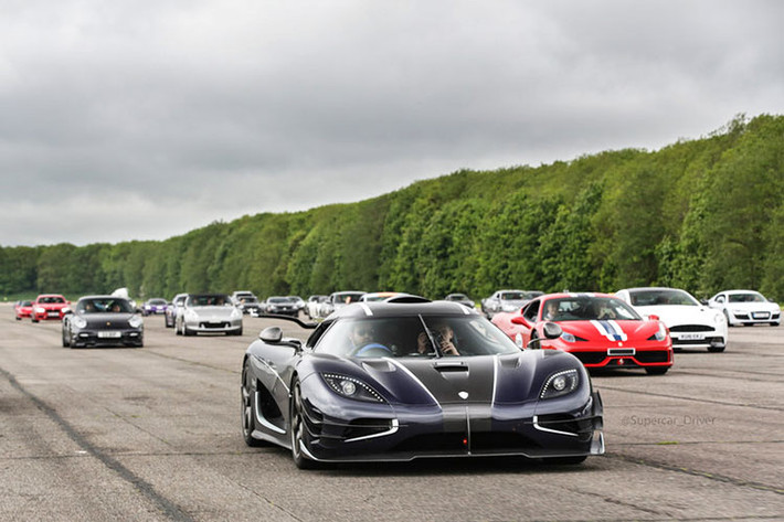Trong đó, chiếc Koenigsegg One:1 của phó Tổng thống đất nước Guinea Xích Đạo đã bị tịch thu chỉ lăn bánh chưa tới 600 km, nên tình trạng gần như mới toanh và giá có thể hơn 5 triệu đô la là hoàn toàn bình thường. Cần nhớ rằng, một số siêu xe mui trần trước đó như Ferrari LaFerrari Aperta mặc dù có số lượng sản xuất lên đến 210 chiếc nhưng vẫn có vài "ngựa chồm" được "hét giá" hơn 6 triệu đô la.
