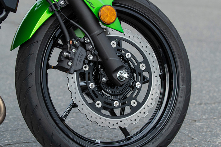 Theo Kawasaki, hãng đã sử dụng hệ khung mới cho Z400 tuy nhiên bộ khung này vẫn có kết cấu dạng thép ống kim cương. Cảm giác lái của chiếc xe được bảo đảm bởi cặp phuộc nâng đường kính từ 37 lên thành 41mm, cùng với hệ thống phanh đĩa trước 310mm và phanh ABS thế hệ mới của Nissin. Dù có phuộc lớn hơn, nhưng xe vẫn sử dụng phuộc ống lồng thay vì phuộc dạng USD.