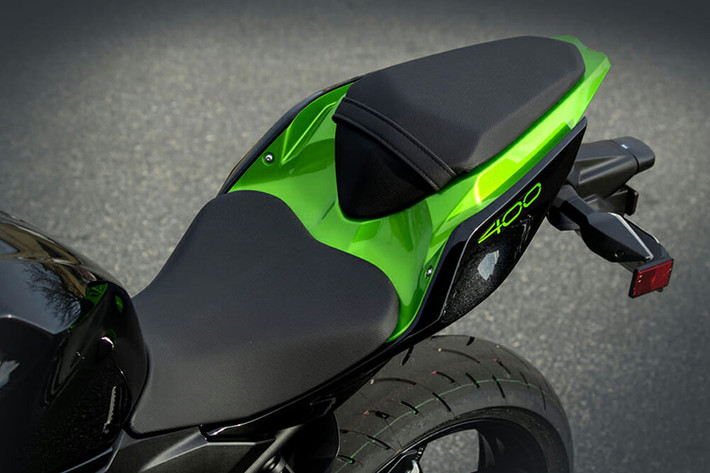 Hướng tới những người mới chơi môtô, Z400 có tư thế ngồi thoải mái. Không chỉ có ghi đông cao, chiếc xe còn có yên với chiều cao chỉ 786mm và chiều rộng giảm 30mm so với Z300 cũ, dẫn tới tư thế ngồi thoải mái và có thể chống chân xuống đất dễ dàng với nhiều khổ người khác nhau.