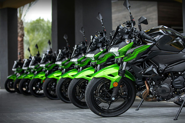 Về cơ bản, Kawasaki Z400 phiên bản mới này chính là một chiếc sportbike Ninja 400 mang kiểu dáng naked-bike, khi 2 mẫu xe này thậm chí còn sở hữu phần thân y hệt nhau. Tuy nhiên thay vì bộ quây bao toàn bộ phần đầu, Z400 sở hữu phần đầu nhỏ gọn hơn nhiều.