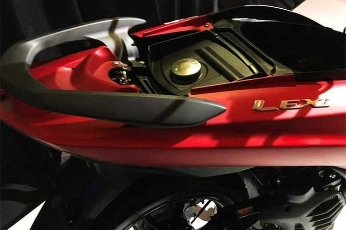 Những trang bị tiêu chuẩn của LEXi 125 cũng tương tự như NVX 125 tại thị trường Việt Nam. Hộc đựng đồ phía sau không lớn, do được trang bị bình xăng phía sau. Tay xách xe cùng cụm đèn hậu thiết kế mạnh mẽ.