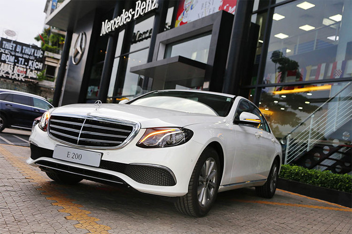 Mercedes-Benz E200 mới là mẫu sedan hạng trung cao cấp của thương hiệu xe sang Đức. Nó là sự tổng hòa của 3 yếu tố: sự thời thượng, cá tính lịch lãm và chất thể thao. Giống như nhiều mẫu Mercedes đời mới khác, xe được thiết kế theo ngôn ngữ Sensual Purity, chiếc xe mang nhiều nét tương đồng với các dòng S-Class và C-Class đã ra mắt trước đó.