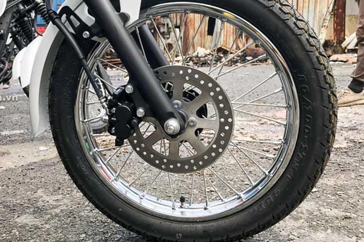 Kawasaki W175 được trang bị hệ thống phanh đĩa đơn với heo phanh 2 piston và đĩa đúc đặc có đường kính chỉ 220 mm. Do có giá rẻ nên W175 cũng không được trang bị hệ thống phanh ABS. Bánh trước của xe sử dụng lốp bản hẹp nhưng cao là 80/100/17, đi kèm vành nan 17 inch.
