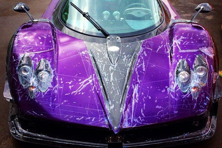 Một phiên bản đặc biệt mới của Pagani Zonda đã được phát hiện bên ngoài nhà máy Pagani, Ý.