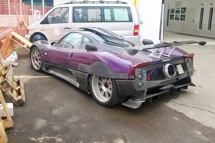 Cản sau của Pagani Zonda Zozo trông rất hầm hố và đẹp mắt. Bộ ống xả tứ vẫn được tập hợp ở giữa. Đèn hậu vẫn theo thiết kế đặc trưng của Zonda.