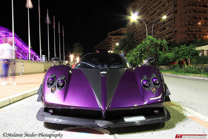 Còn đây là mẫu Zonda cũng mang màu tím của tay đua F1 Lewis Hamilton, nó đã chính thức bị khai tử vào năm ngoái.