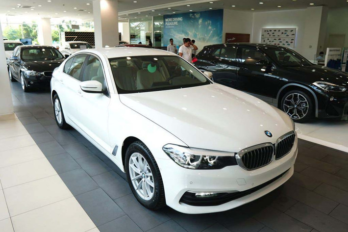 Thế hệ thứ 7 của BMW 5 Series 2019 nổi bật bởi thiết kế thể thao, thanh lịch và thời trang. Yếu tố khí động học được tăng cường, hệ thống hỗ trợ lái xe hàng đầu, khả năng tương tác thân thiện với người dùng và giao diện điều hành mới là những cải tiến quan trọng nhất trên mẫu xe này.