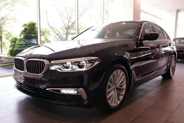 BMW đã ứng dụng chặt chẽ concept thiết kế trọng lượng nhẹ BMW Efficient Lightweight khi gia tăng sử dụng nhôm và thép có độ bền cao, làm giảm trọng lượng của dòng Series 5 hoàn toàn mới lên đến 100 kg so với thế hệ tiền nhiệm. Khung gầm được thiết kế mới, trọng tâm thấp, tỉ lệ phân bố trọng lượng hoàn hảo và thân máy nhẹ với độ cứng xoắn đặc biệt mang đến trải nghiệm lái xe tuyệt vời mà vẫn đảm bảo sự thoải mái