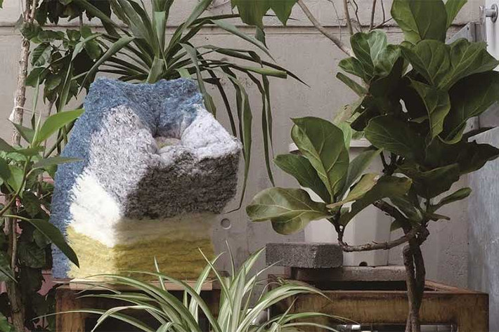 Tác phẩm Recycled Fiber Planter (Sợi tái chế), của thí sinh Eriko Yokoi(Nhật Bản).Được hướng dẫn bởi Sou Fujimoto. Kết hợp chất liệu dệt may và thiết kế thân thiện với môi trường để tái sử dụng quần áo cũ.
