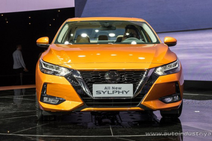 Phần đầu xe có thiết kế rất sắc sảo, thể hiện rõ qua mặt calăng với các đường gờ, các đường nét cắt xẻ, đèn pha và đèn sương mù góc cạnh. Nổi bật ở chính giữa là lưới tản nhiệt V-Motion màu đen.