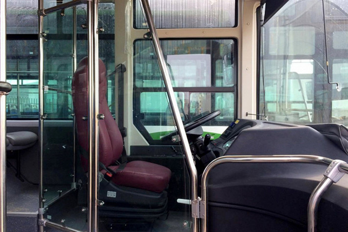 Trên xe được trang bị các bình cứu hỏa giúp hành khách và tài xế, phụ lái dễ dàng xử lý khi xảy ra sự cố. Tay vịn treo bằng nhựa trong tạo cảm giác sạch sẽ. Buồng lái được ngăn cách riêng bằng vách kính, sàn cao, động cơ sử dụng hộp số tự động.