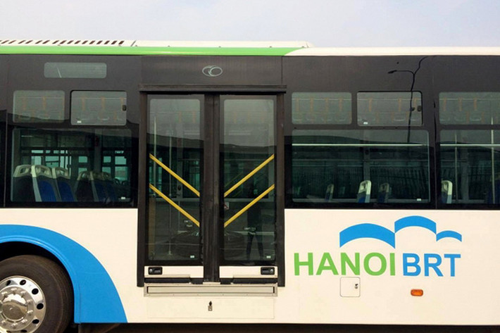 Xe sử dụng hộp số tự động và trang bị các thiết bị công nghệ tiện ích như camera giám sát hành trình, hệ thống nhận dạng thẻ từ, thẻ thông minh, Wi-Fi phục vụ hành khách, có hệ thống sàn phẳng, bằng với cốt nền của nhà chờ giúp hành khách và cả người đi xe lăn tiếp cận dễ dàng.