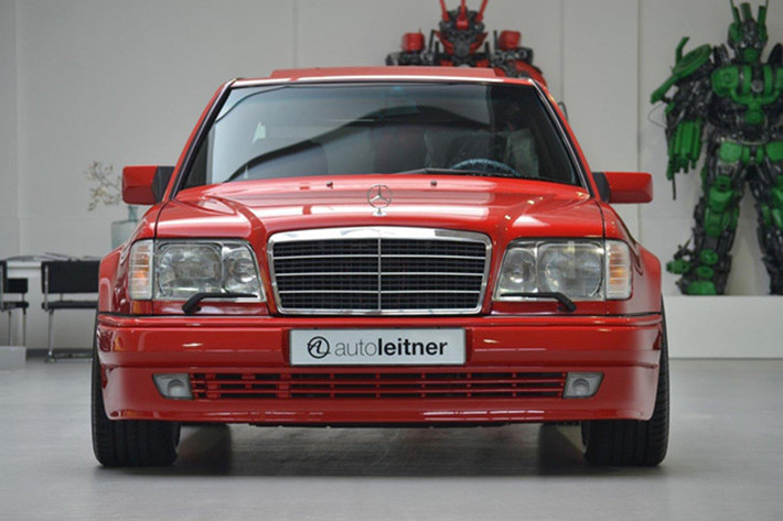 Chính sự hiếm có và những bí ẩn xung quanh mẫu sedan này khiến nó có giá rất đắt. Một chiếc Mercedes E60 AMG 500E đờ 1995 đang được rao bán tại Hà Lan có giá lên đến 149.500 euro, tương đương 168.000 USD (khoảng gần 3,96 tỷ đồng).