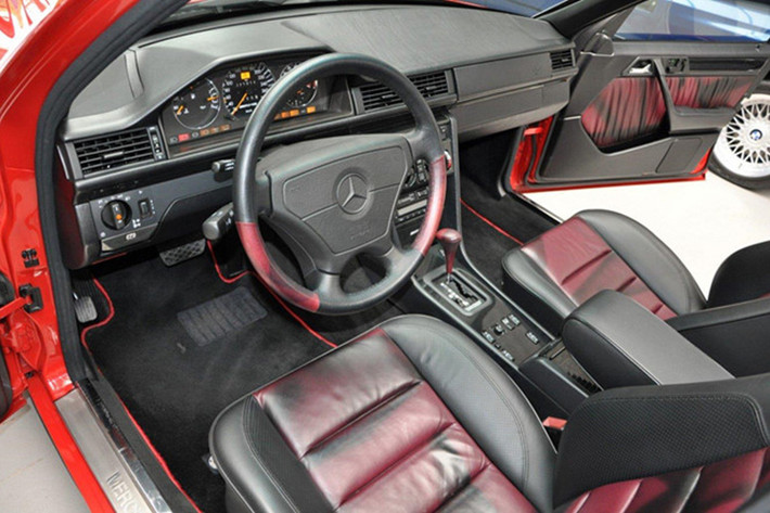 Chiếc xe Mercedes E60 đặc biệt này đi kèm với các tính năng như điều hòa không khí, điều khiển hành trình, cửa sổ trời chỉnh điện, hệ thống âm thanh Bose, ghế thể thao phía trước chỉnh điện, có chức năng nhớ ghế và sưởi.