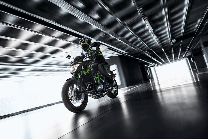 Hãng xe máy Kawasaki cũng trang bị hệ thống phanh trước gồm cặp phanh đĩa 300mm, củ phanh trước sau đều là của Nissin kèm hệ thống chống bó cứng phanh ABS tiêu chuẩn cho Z650 nâng cấp 2019.