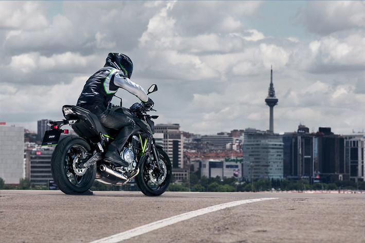 Về trang bị, Z650 2019 vẫn được trang bị hệ thống treo trên Kawasaki Z650 2018 bao gồm cặp phuộc trước dạng ống lồng kích thước 41mm, hành trình 125mm. Bộ vành của xe cũng là cặp vành hợp kim đúc 5 chấu.