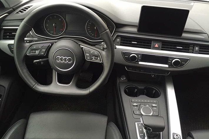 Bên trong nội thất Audi A4 2016 nổi bật với bảng đồng hồ 12,3 inch phía sau vô-lăng hiển thị đầy đủ thông tin cùng hệ thống giải trí bao gồm màn hình cảm ứng 7-inch với độ phân giải 800 x 480 pixel, hệ thống âm thanh Bang & Olufsen với công nghệ âm thanh 3D và máy tính bảng Audi cho ghế phía sau.