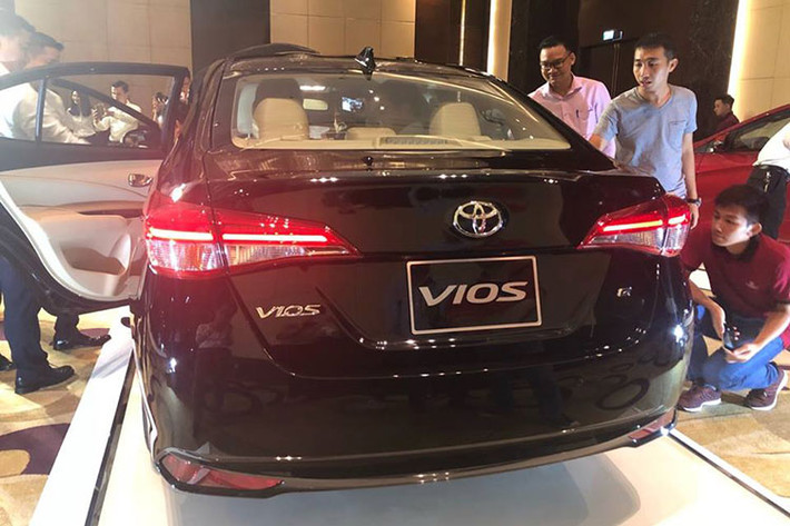 Động cơ Toyota Vios 2018 sẽ giữ nguyên loại 4 xy-lanh, dung tích 1,5 lít, mã 2NR-FE, cho công suất 107 mã lực và mô-men xoắn 140 Nm, kết hợp số sàn 5 cấp hoặc tự động 6 cấp. Đây cũng là động cơ lắp trên xe Yaris sắp ra mắt nhưng mẫu hatchback chỉ sử dụng số tự động.