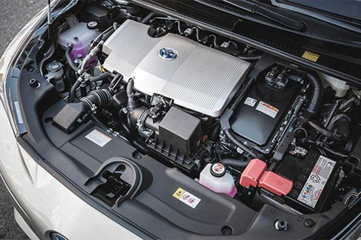 Hiện tại, dòng xe này đang được bán ra với hai loại động cơ là full hybrid và plug-in hybrid, trong đó bản Prius sử dụng công nghệ full hybrid có thể chạy được khoảng 40km chỉ với năng lượng điện. Con số này giảm xuống còn hơn 36km với Prius Prime plug-in hybrid.