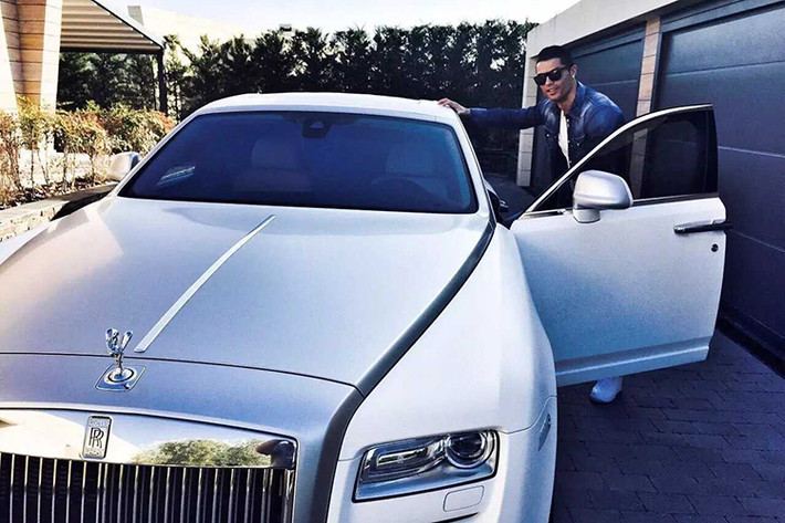 Chiếc Rolls-Royce Cullinan của Ronaldo mang tông màu ngoại thất trắng muốt. Chiếc siêu SUV có giá từ 250.000 bảng (7,7 tỷ đồng) tại thị tường Anh quốc. Giá xe chính hãng tại Việt Nam được báo là hơn 41 tỷ đồng. Chi phí bị đẩy lên cao bởi thuế chồng thuế khá nặng nề.