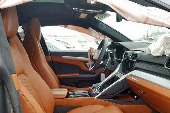 Một bánh xe phía bên tài của chiếc siêu SUV Lamborghini Urus này còn long ra khỏi trục, bánh xe phía còn lại vẫn nguyên vẹn như tấm ốp gần vè bánh lại không cánh mà bay. Dù phía đầu xe bị thiệt hại rất nặng nề, nhưng 1 phần bên hông xe phía bên tài và đuôi xe lại còn nguyên vẹn.