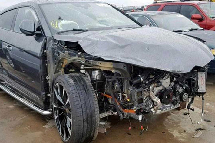Mức giá xe Lamborghini Urus mất đầu này đang được đấu thầu là 115.000 đô la (tương đương 2,67 tỷ đồng). Trong khi đó, giá bán xuất xưởng của Lamborghini Urus là 236.053 đô la, tương đương 5,47 tỷ đồng.