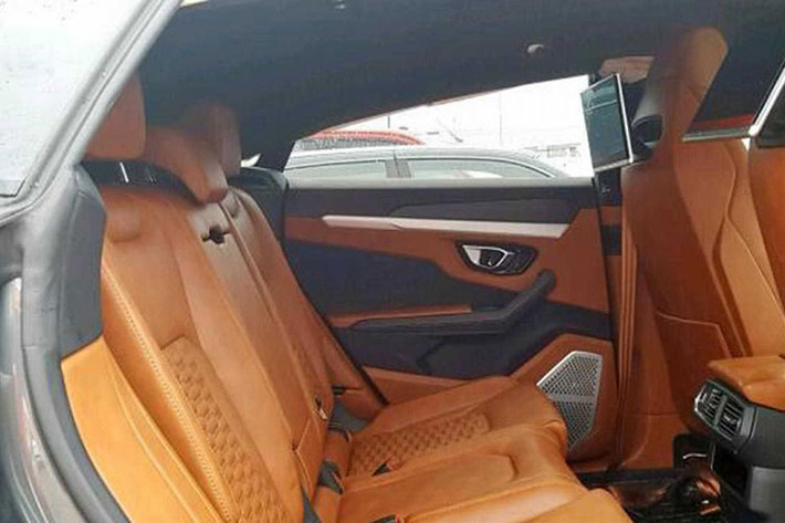Một vài bộ phận của chiếc siêu SUV Lamborghini Urus này rơi ra khỏi xe đã được nhặt lại như 1 phần mặt ca lăng và lưới tản nhiệt có logo "bò tót", một bánh xe và bộ phận tản nhiệt của xe cũng được thu gom lại một chỗ.