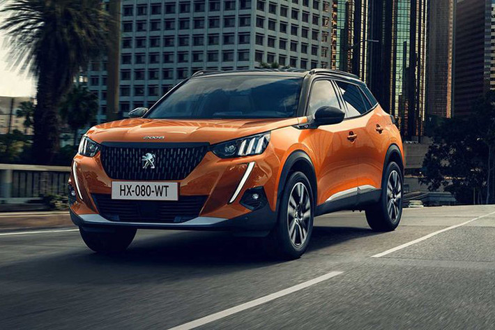 Phần đầu xe thiết kế táo bạo, nổi bật, lưới tản nhiệt nằm ngang, nhìn chung khá giống mẫu xe đàn em Peugeot 208, đặc biệt ở những dải đèn LED ở hai bên.