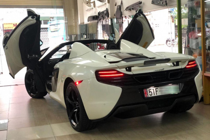 Thân của siêu xe mui trần McLaren 650S Spider được hãng siêu xe Anh quốc đúc nguyên khối bằng sợi carbon giúp trọng lượng nhẹ và tăng độ cứng. Phần mui xếp cứng bằng sợi carbon có thể mở trong 17 giây, thậm chí ngay cả khi nó đang chạy ở tốc độ dưới 30 km/h.