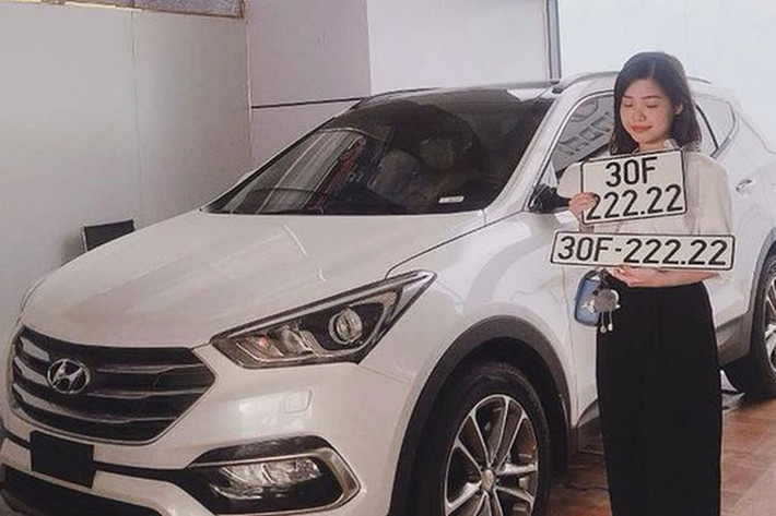 Ngày 13/6 vừa qua, một người mua xe Hyundai Santa Fe tại đại lý Lê Văn Lương (Hà Nội) đã bất ngờ bốc trúng biển số 30F-222.22. Đây là biển "ngũ quý 2" đầu biển 30 thứ 3 tại thủ đô, sau một chiếc S600 Maybach và CR-V với đầu biển 30E và 30A. Không lâu trước đây, một chiếc Volvo XC90 được chủ xe bấm được biển 30F-111.11.