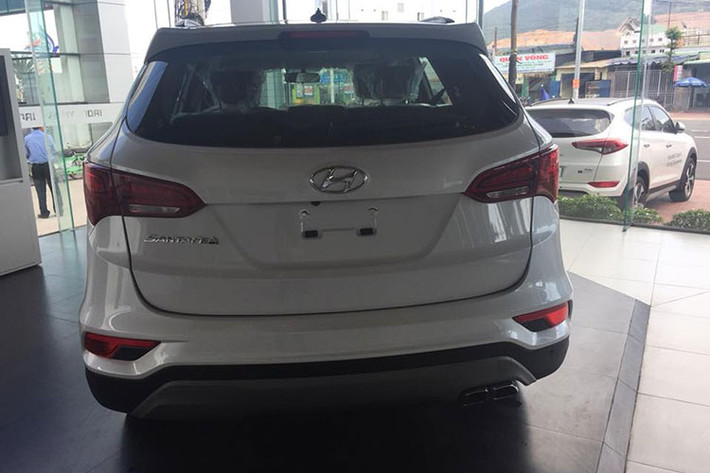 Thân xe của Santa Fe bao gồm bộ mâm đúc có thiết kế mới cùng gương chiếu hậu chỉnh điện tích hợp đèn báo rẽ LED. Công nghệ chiếu sáng LED tiếp tục được Hyundai áp dụng cho đèn hậu của xe, khiến SantaFe có vẻ hiện đại hơn. Nằm bên dưới cản sau là cặp ống xả kép với chụp hình tứ giác thể thao.