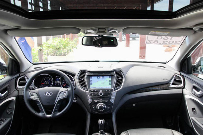 Nội thất của Hyundai SantaFe 2016 có không gian rộng rãi được giữ nguyên, với các nút điều khiển được bố trí để người lái và hành khách có thể dễ dàng thao tác. Khách hàng có thể lựa chọn 2 màu nội thất cho xe là màu Xám hoặc màu Be. Hệ thống thông tin giải trí trên xe với màn hình DVD 8 inch tích hợp camera lùi cùng bản đồ dẫn đường chính hãng...