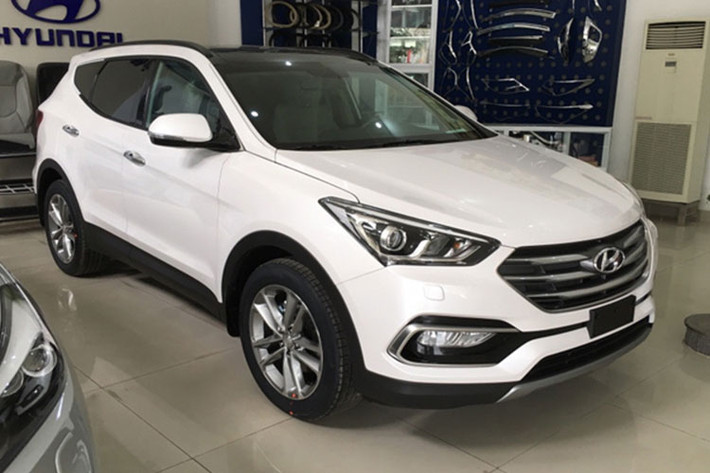 Santa Fe đang bán ra tại Việt Nam được Hyundai Thành Công lắp ráp tại nhà máy Hyundai Ninh Bình trên dây chuyền công nghệ được chuyển giao trực tiếp từ Hyundai Hàn Quốc. Vào thời điểm ra mắt phiên bản 2.2 2WD máy dầu tiêu chuẩn, 2.4l 4WD máy xăng bản đặc biệt và 2.2l 4WD máy dầu bản đặc biệt lần lượt có giá 1,15 tỷ, 1,25 tỷ và 1,3 tỷ đồng.
