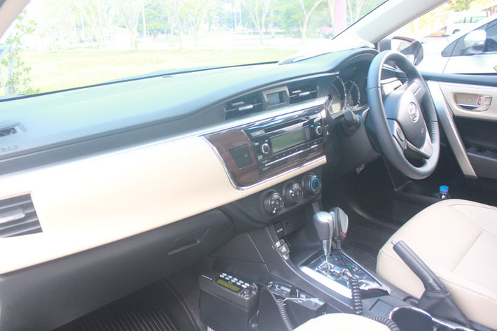 Ghế lái chỉnh điện 10 hướng vẫn được Toyota giữ ở hai phiên bản số tự động và điều hòa chỉnh tay ở bản 1.8G MT. Phiên bản này đi kèm hai lựa chọn hộp số sàn 6 cấp hoặc hộp số tự động vô cấp CVT.